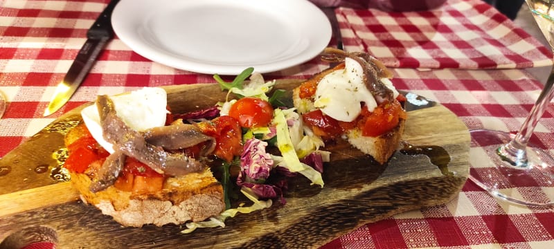 Bruschetta com tomate, burrata e anchovas - Taverna del Borgo Antico, Milan