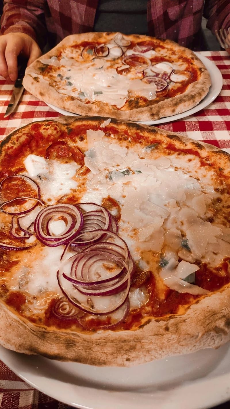 Pizza Inferno (salame picante) e Bismarck (espargos e ovo) - Taverna del Borgo Antico, Milan