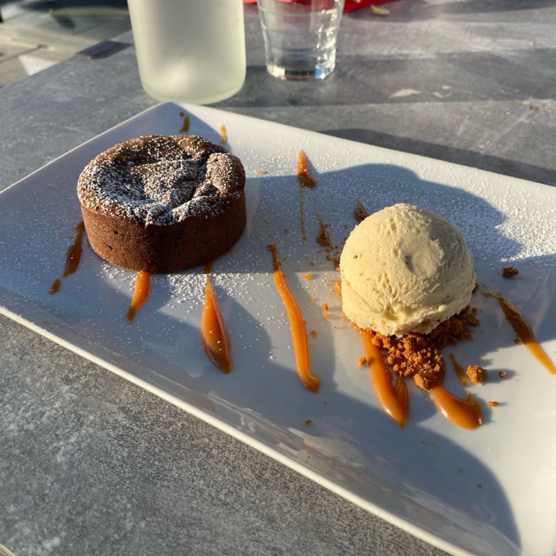 Mi cuit chocolat avec sa boule vanille coulis caramel et éclat de spéculos. Une tuerie! - Le Parvis, Mulhouse