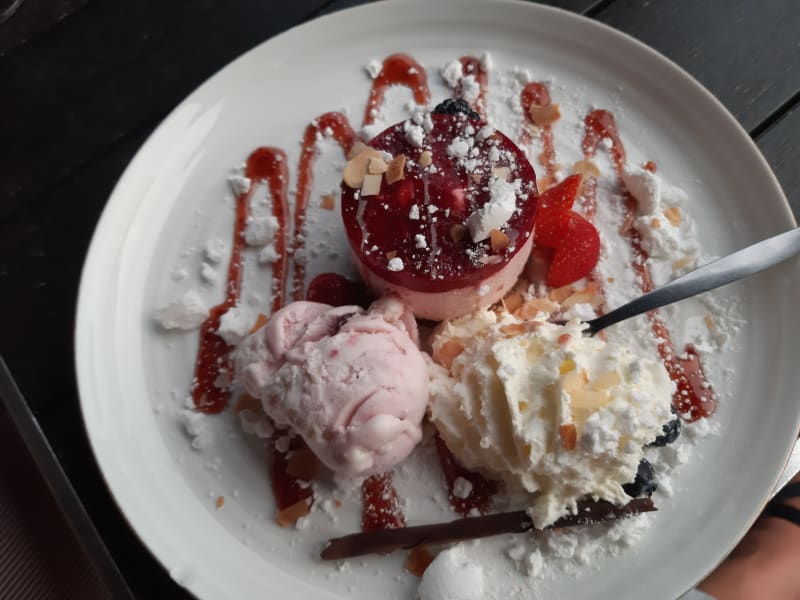 Cheesecake met bosvruchtenijs - The Smokehouse, Bunschoten-Spakenburg