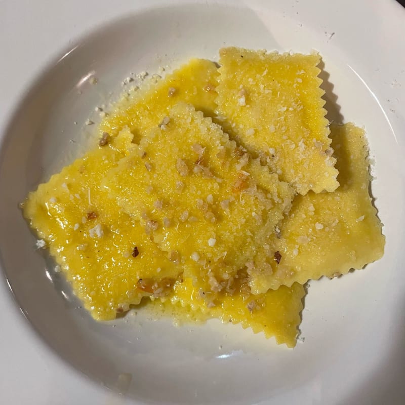 Ravioli ripieni di Castelmagno al burro fuso e granella di Nocciole - Dal 1929 La Piola, Turin