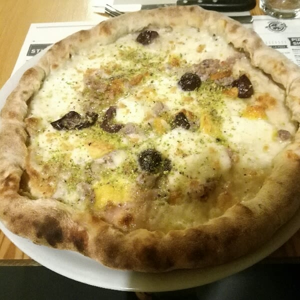 La miglior pizza mai mangiata. Tendenzialmente non impazzisco per le pizze ma questa è qualcosa di squisito, provare per credere! - Ristorante Villa Michelangelo, Nicolosi