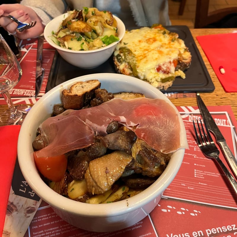 Salade Landaise et pain sur la planche à la piperade - Chez Papa Denfert 14eme, Paris