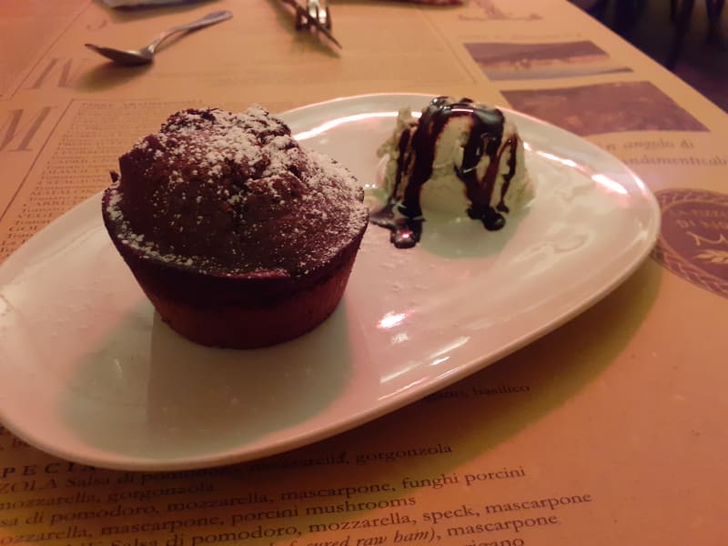 Tortino cuore caldo al cioccolato con gelato al pistacchio - Nonno Mede Pizzeria Osteria, Siena