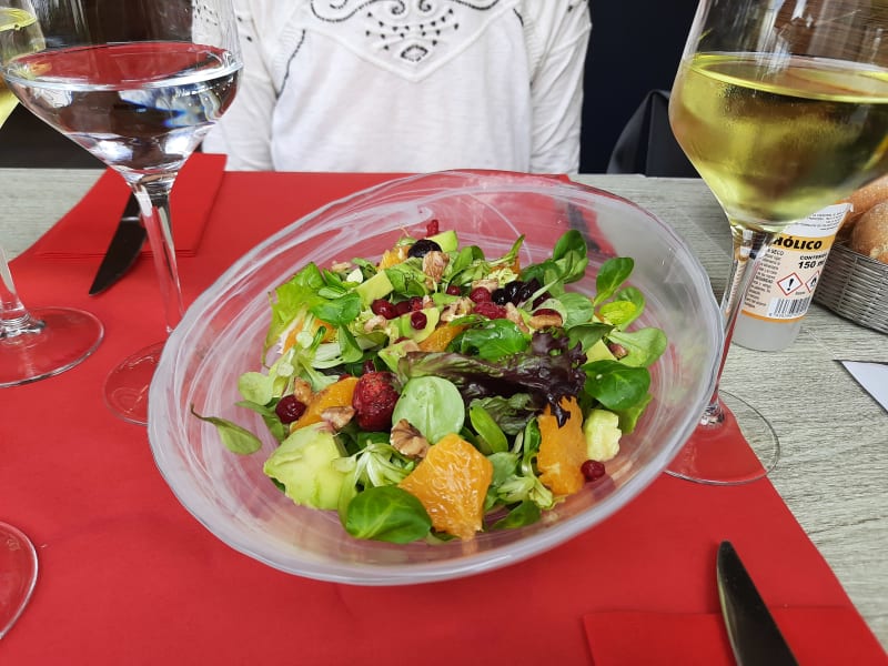 Ensalada de  canónigos mandarinas , aguacate ,frutos rojos y almendras - Las Meninas, San Sebastián de los Reyes