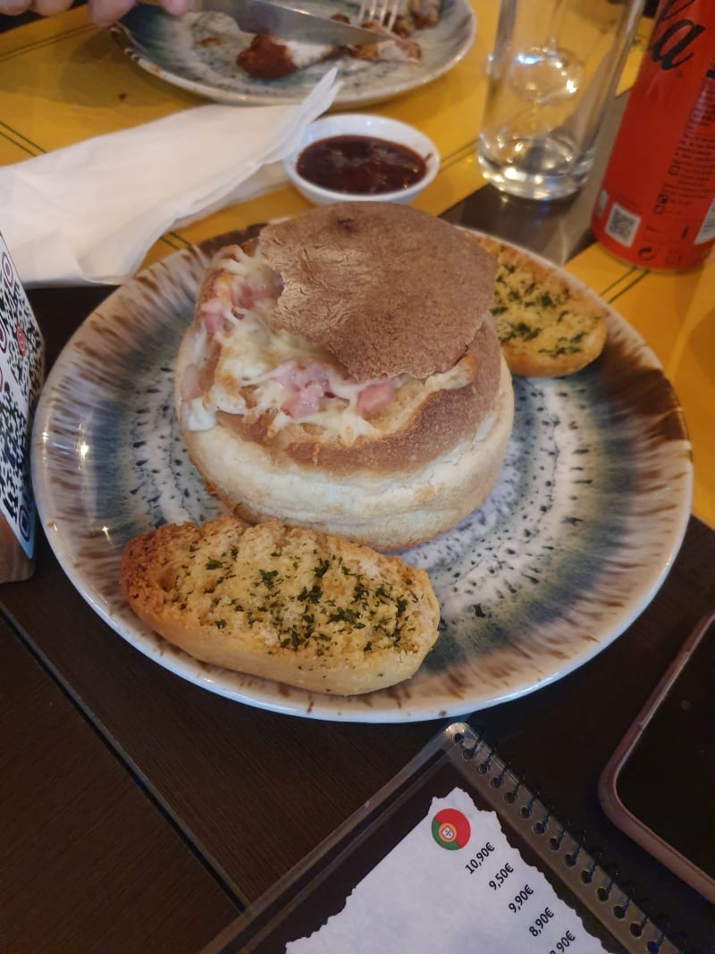 Pão alentejano tradicional recheado com queijo e bacon - El Toro Nazaré, Nazaré