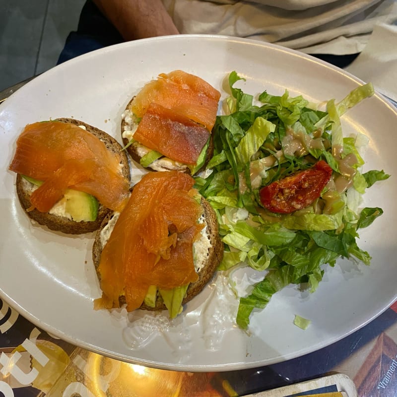 Toats saumon fumé avocat - Café Millésimes, Paris