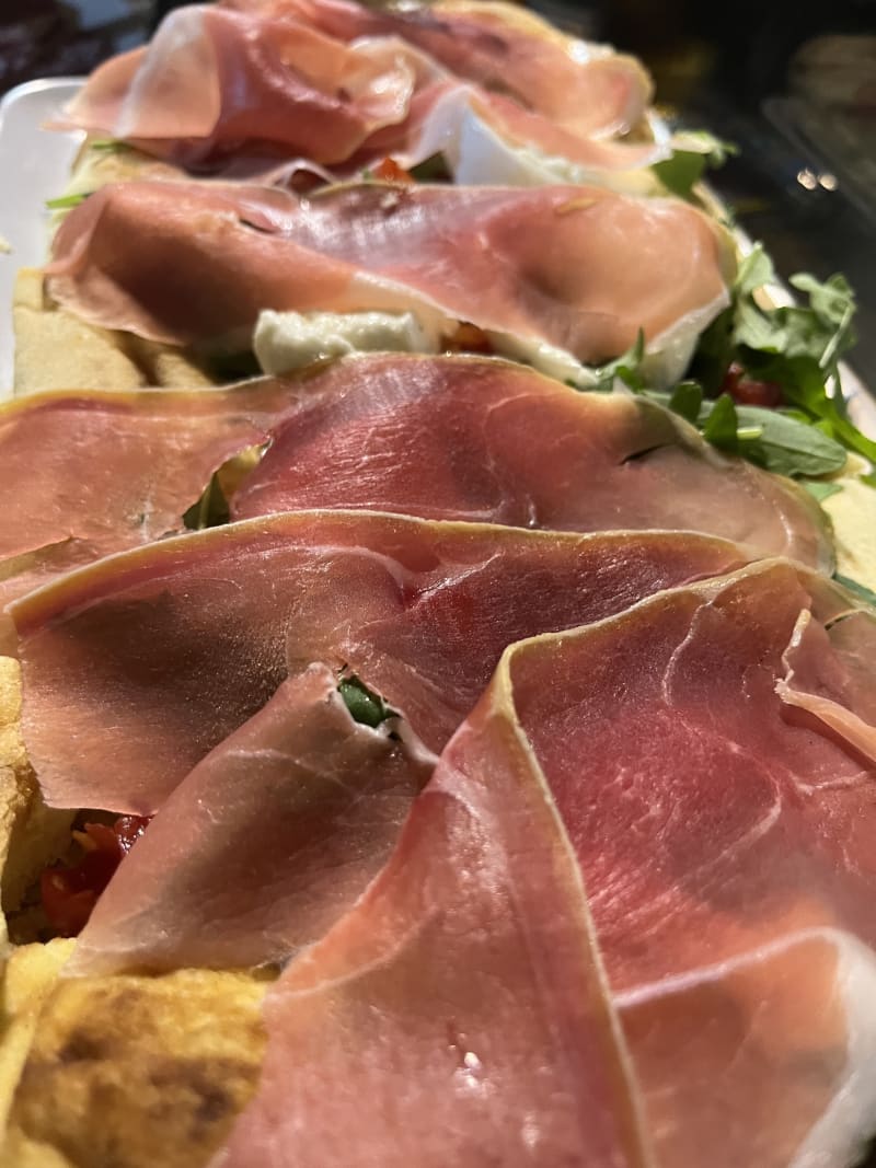 Pinsa mammola,con mozzarella di bufala, pomodorini, rucola e prosciutto crudo. - CRU Winery, Catania