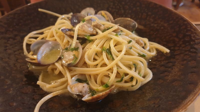 Spaghetti Con Le Vongole  - B - eat Cucina Tipica, Fondi