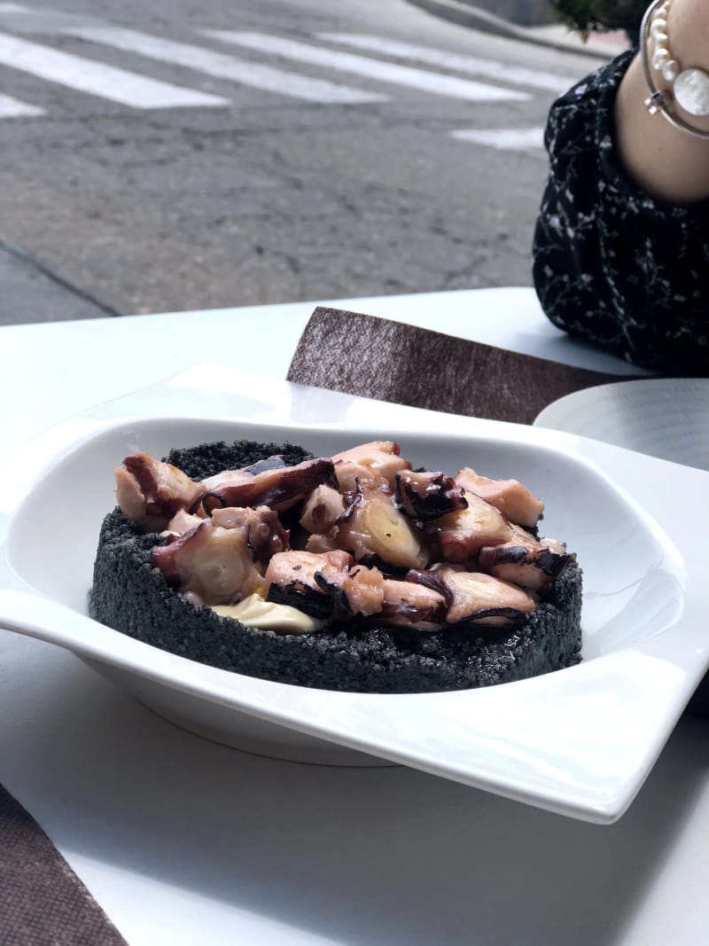 Carpaccio de pulpo con coucous de sepia con alioli de ajo negro - El Bohemio Restobar, Becerril De La Sierra