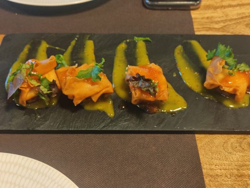 Rollitos crujientes de cordero con salsa de mostaza y miel - El Bohemio Restobar, Becerril De La Sierra