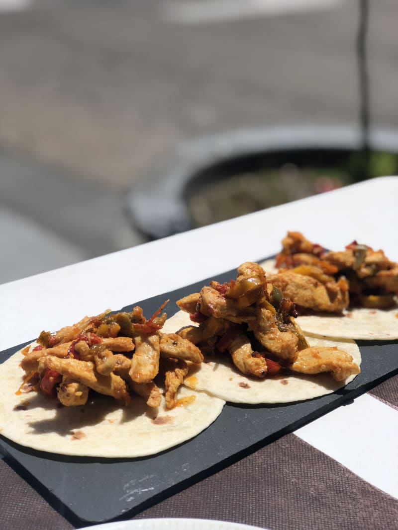 Tacos mexicanos de pollo flambeado y tequila - El Bohemio Restobar, Becerril De La Sierra