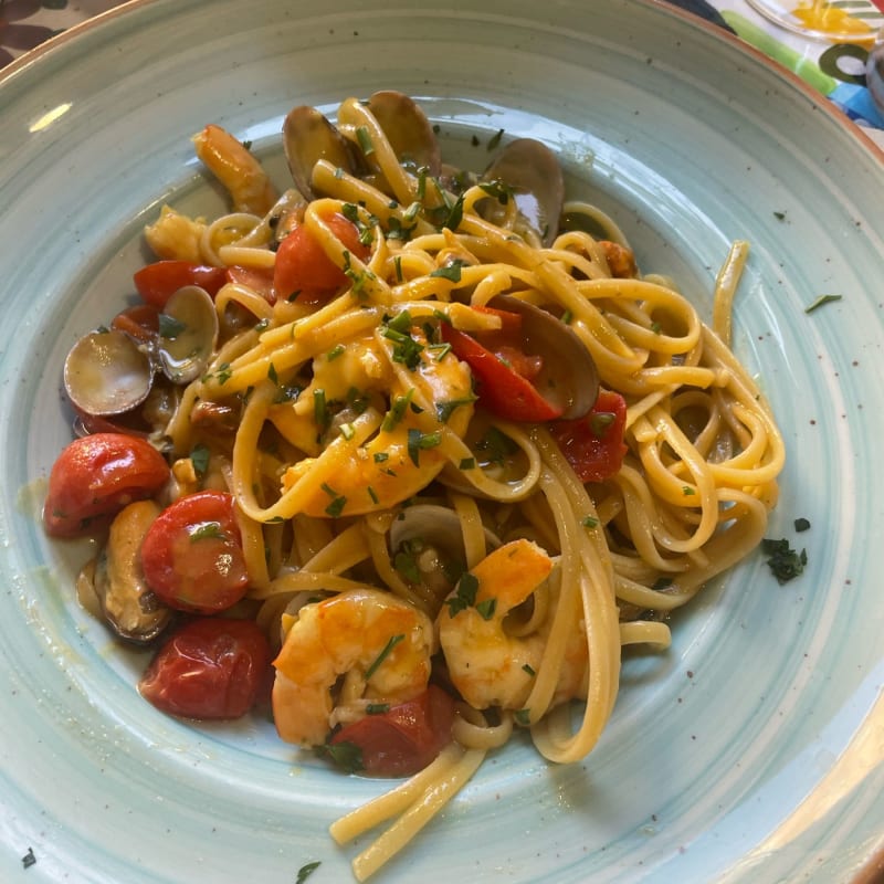 Una porzione d’avvero molto abbondante, di tutti gli ingredienti che lo compongono. Ottimo piatto anche qui manca un po di sale!!!! - Pizzeria Porta Messina, Taormina