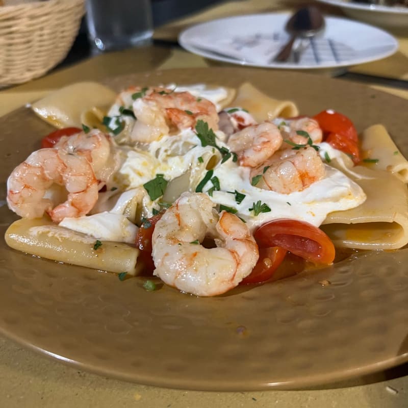 Paccheri con stracciatella, pomodorini e gamberi - Civico 36, Lissone