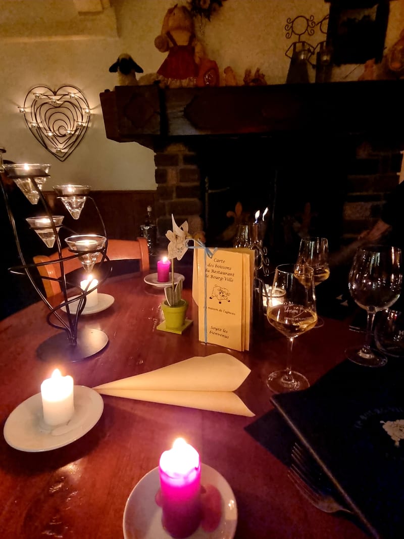 la table devant la cheminée pour un  moment romantique chaleureux - Bourg Ville, Martigny