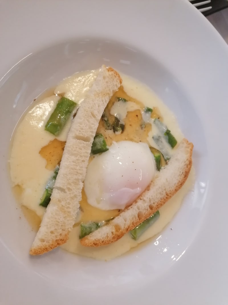 Uovo morbido con Asparagi, crema di parmigiano e olio alle nocciole - Speranza Caffè e Cucina