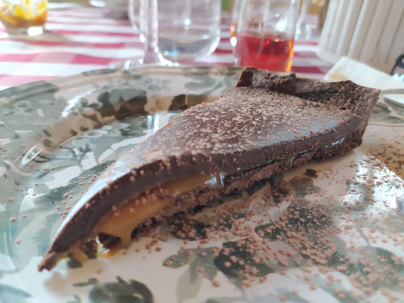 Crostata al cacao con caramello salato e ganache di cioccolato  - Agriturismo La Contea del Vignolo Fiorito