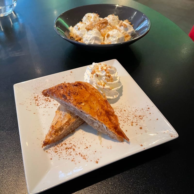 Dessert: baklava en griekse yoghurt met walnoot en honing - Oliva Oisterwijk, Oisterwijk