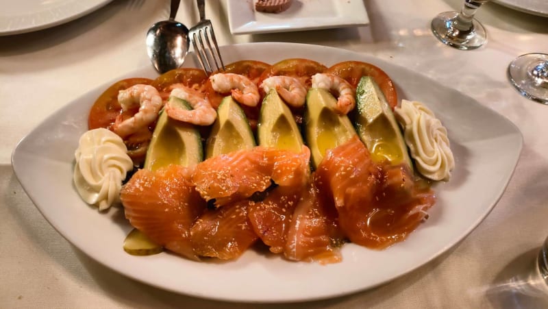 ENSALADA SALMON, AGUACATE Y LANGOSTINOS - Alconada, Madrid