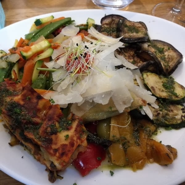 excellente variété de plats dans cette assiette: lasagnes, tomates confites,aubergines grillées,légumes variées et feuilletés de chèvre chaud - L'Heure Bleue, Paris