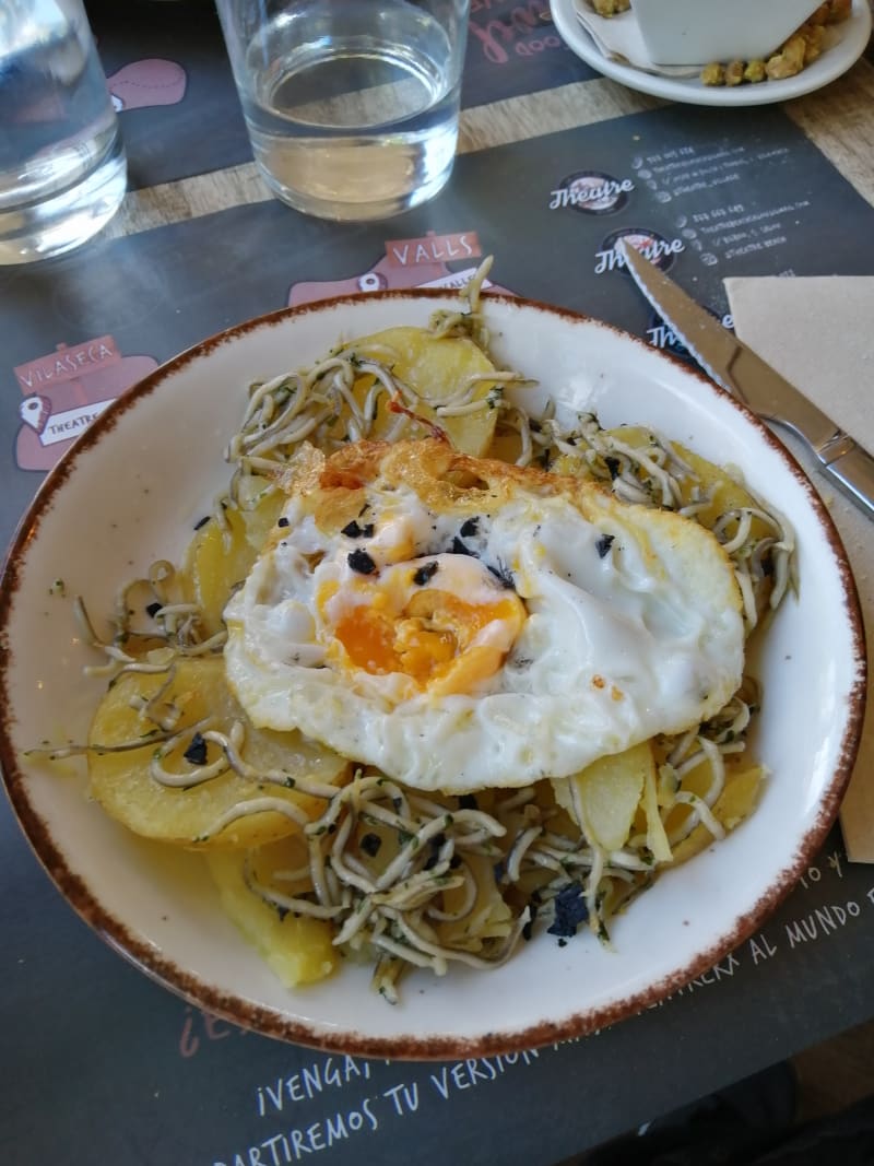 Huevos rotos con gulas  - Theatre Town