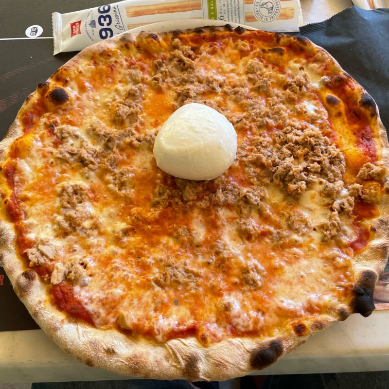 Pizza al tonno con mozzarella di bufala  - Steakhouse and pizza Al Sole