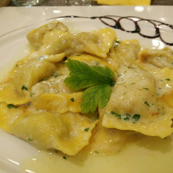 tortelloni di zucca dolce e salata con burro e salvia - Il Minestraio, Bologna