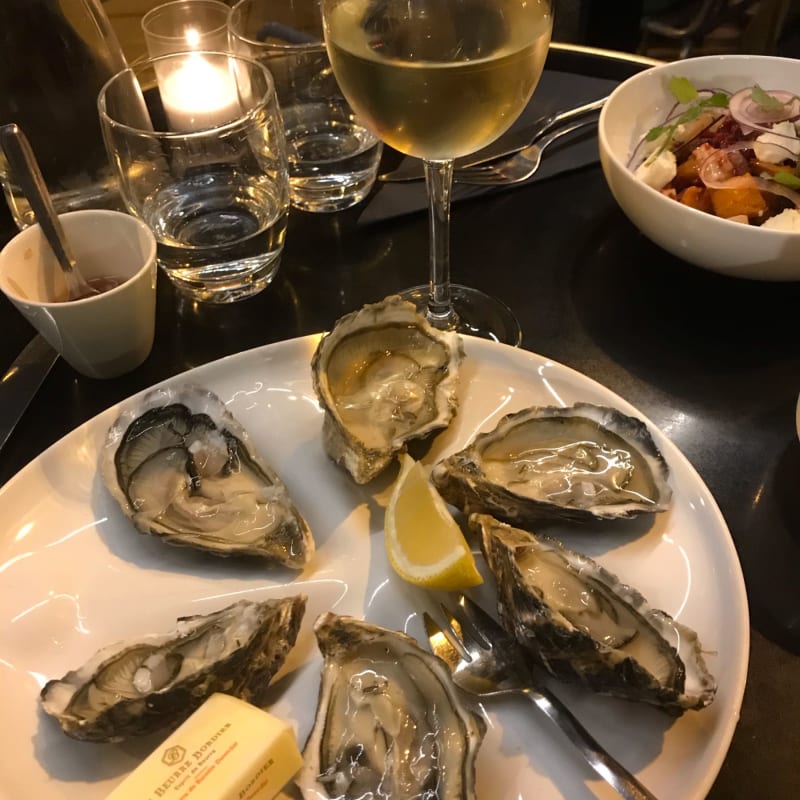 Huîtres avec verre de vin - Edgar, Paris