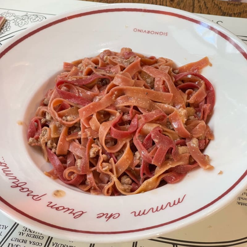 Tagliatelle all’uovo al Barolo fatte a mano con ragù bianco di coniglio e Parmigiano Reggian - Signorvino - Milano Dante, Milan