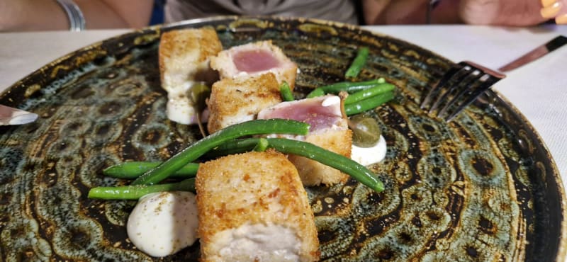 Tonno in crosta di pane e prosciutto, broccoli romaneschi, maionese alla senape e polvere di capperi - Puccini20, Viareggio