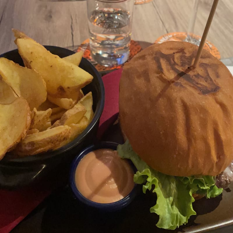 Hamburger di cervo con marmellata ai frutti di bosco, mozzarella e insalata - La Betula, Ortisei