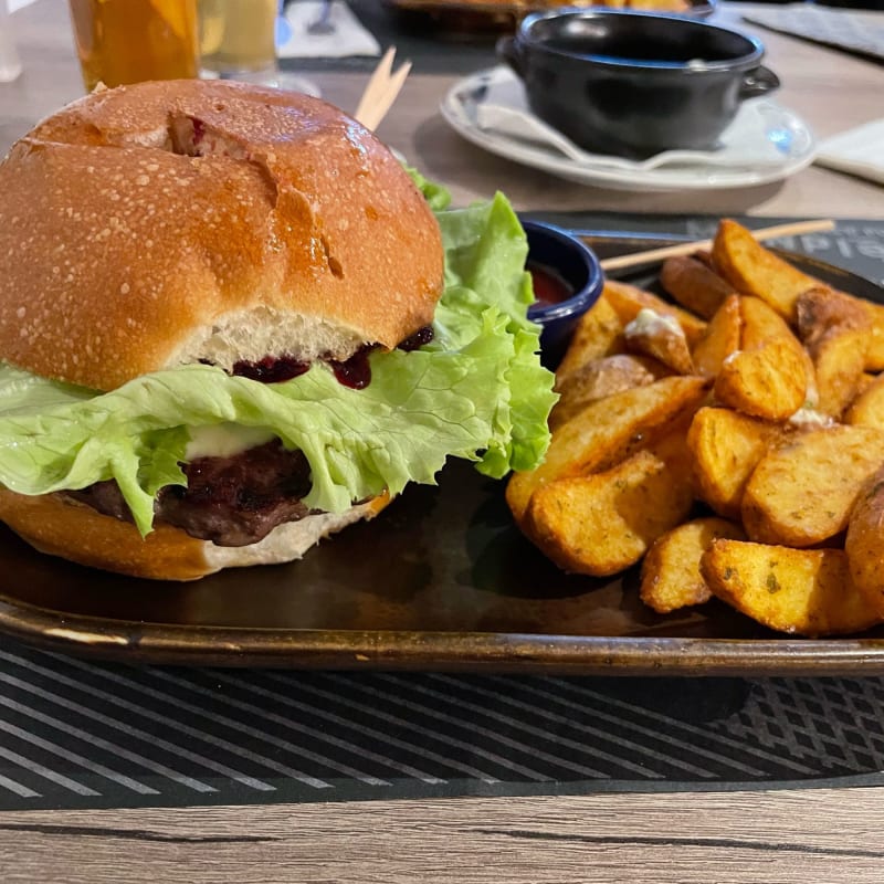 Hamburger con cervo e salsa ai mirtilli  - La Betula, Ortisei