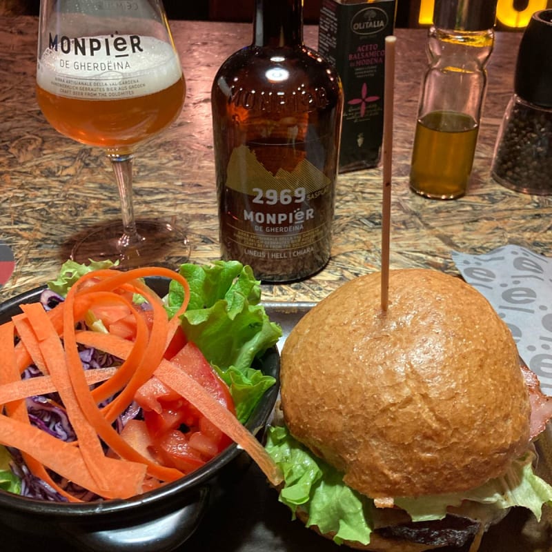 burger con panino fatto in casa e carni/formaggi locali - La Betula, Ortisei