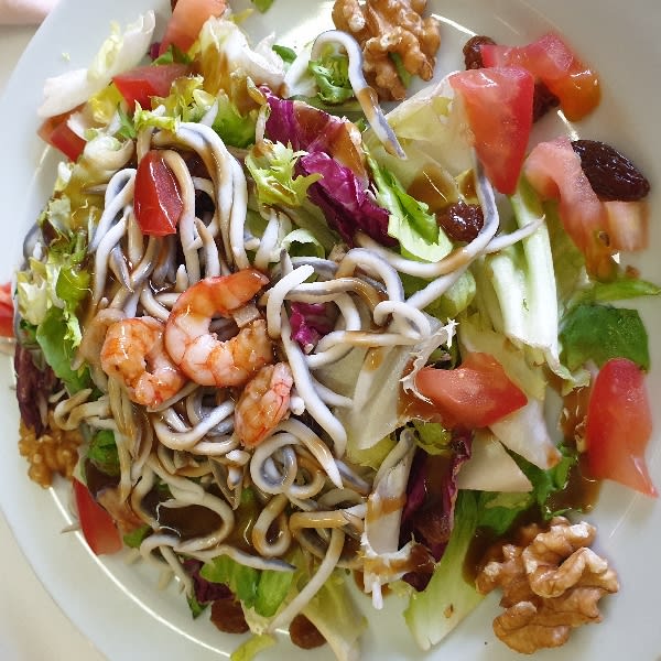 Ensalada de gulas, gambas y furtos secos - Mesón Toledano, Illescas