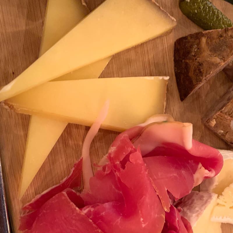 La charcuterie est bonne ainsi que le fromage parfait je la recommande - Monsieur Moulinot, Issy-les-Moulineaux