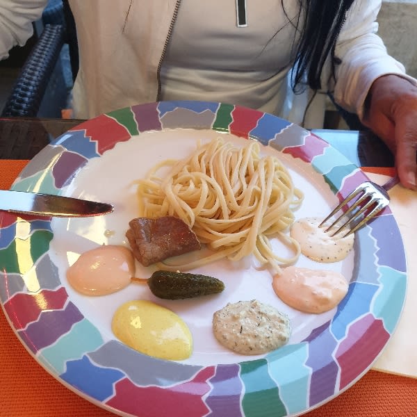 Servi normalement avec frites et riz. Mais nous préférons les tagliatelles - Le Bourgeois, Sierre