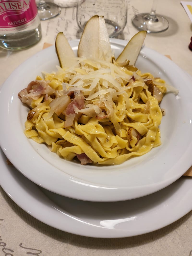 Tagliatelle  pere pecorino  e guanciale  - Osteria le Chiocciole, Genoa