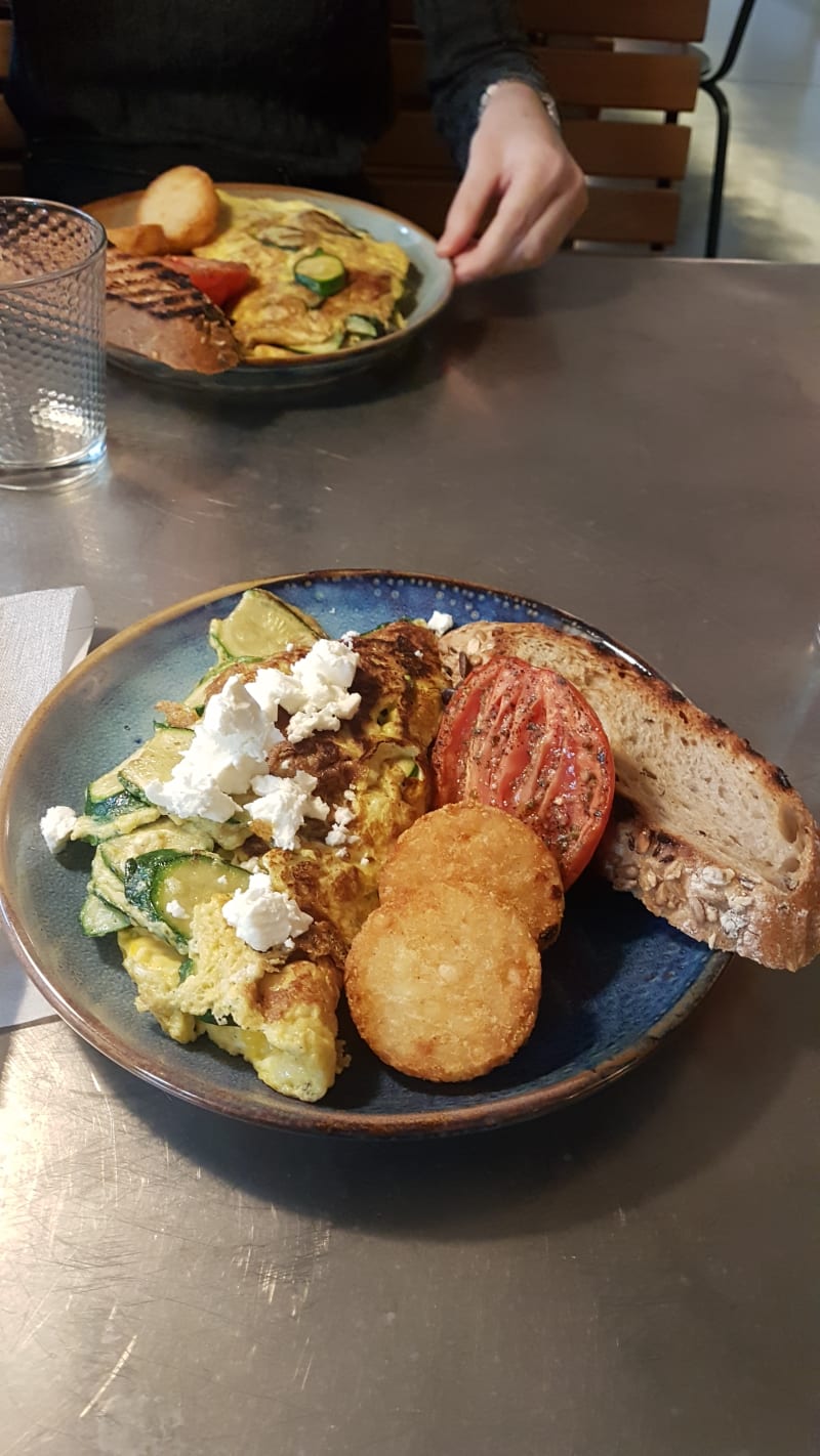 Omelette With Zucchini, Feta, Tomatoes, Bread And Potatoes - Combo Lounge Restaurant, Venice