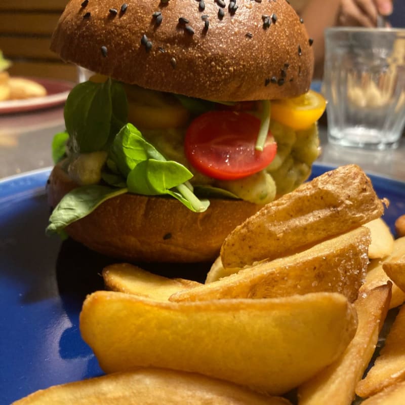 Burger con salmone avocado pomodorini e insalata, piatto accompagnato da patate - Combo Lounge Restaurant, Venice