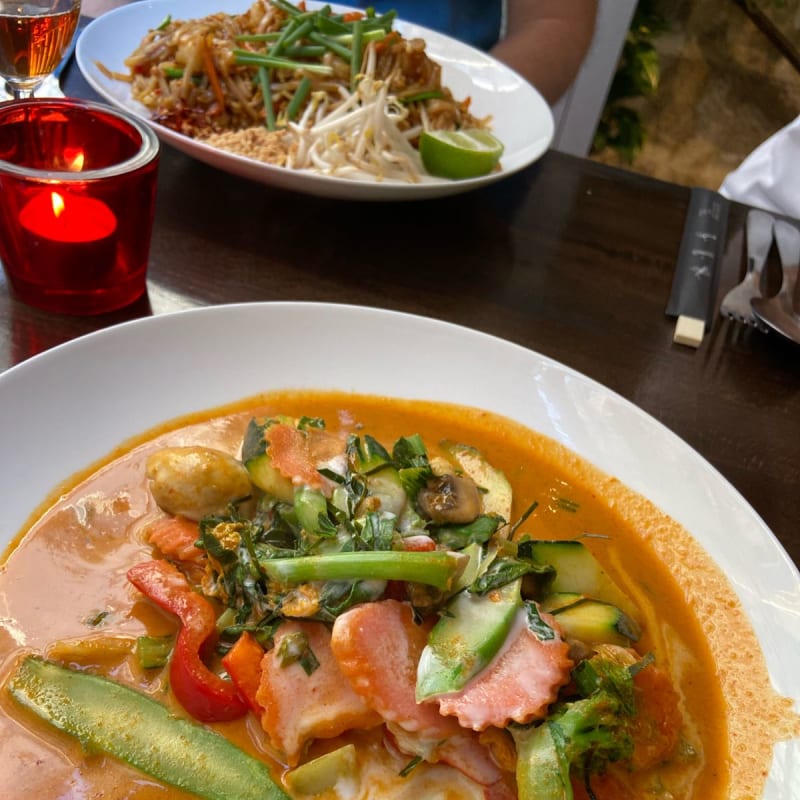 Curry Panaeng de légumes & Pad Thai Crevettes - Le Chef Thaï, Paris