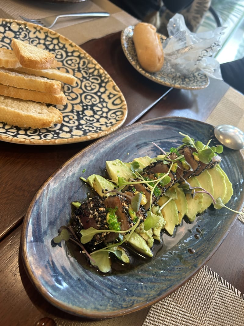 Tataki de atún con aguacate, mayonesa al curry, caramelo de soja y vinagreta de esferas de wasabi - Napai Majadahonda, Majadahonda