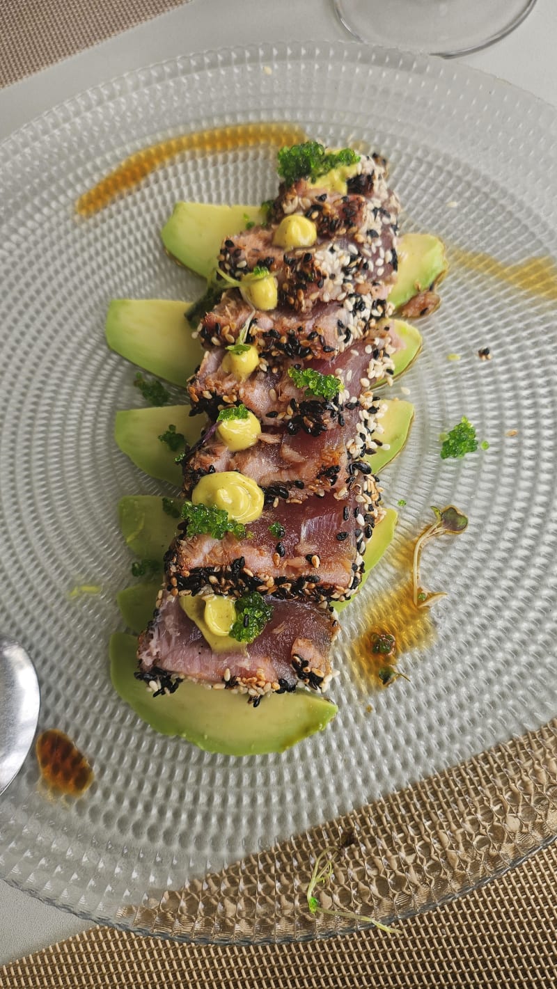 Tataki de atún con aguacate, mayonesa al curry, caramelo de soja y vinagreta de esferas de wasabi - Napai Majadahonda, Majadahonda