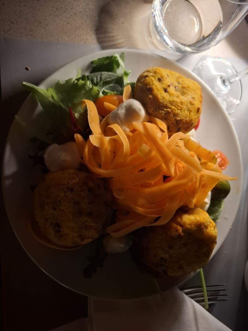 Burgers di carote lenticchie e ceci con insalatina e maionese alla soia - Palazzo Castri 1874, Florence