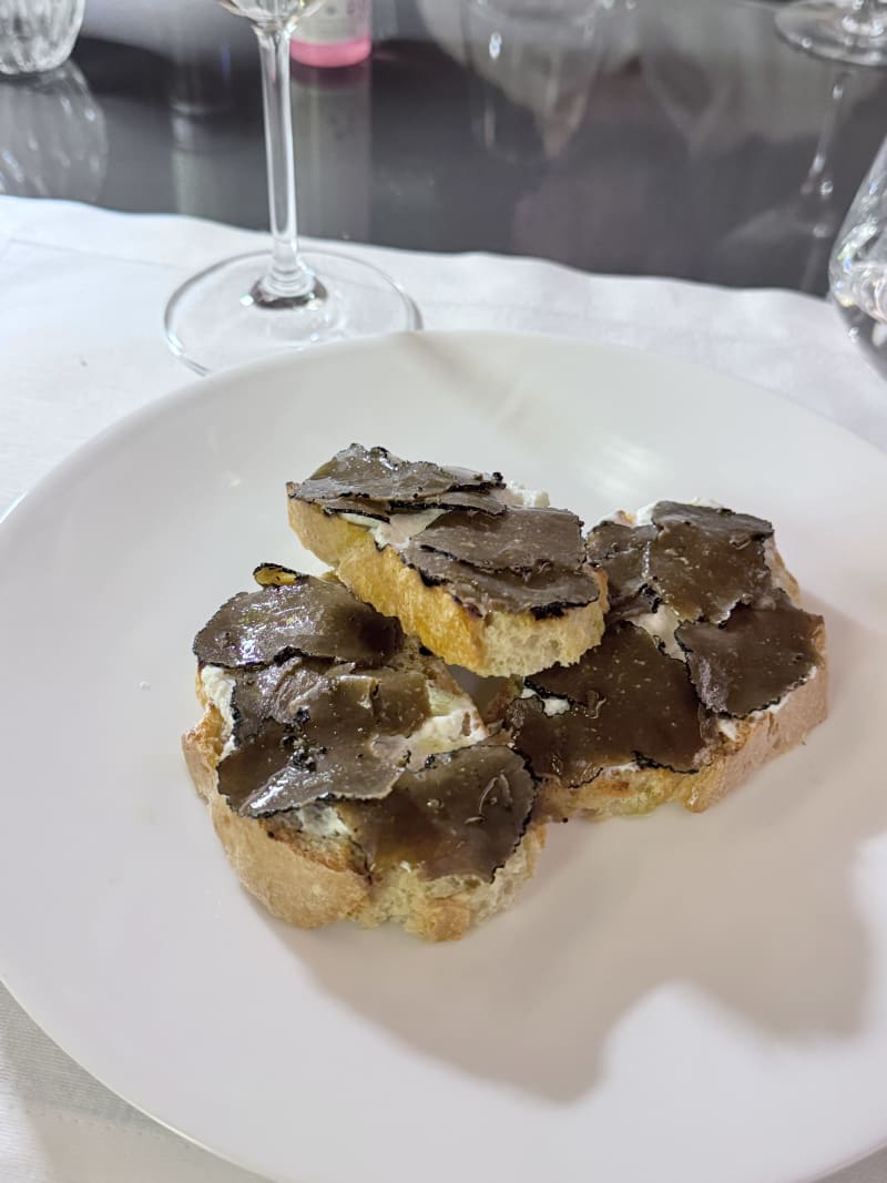 Crostone di pane con ricotta e tartufo nero - Hortus Natural Living, Todi