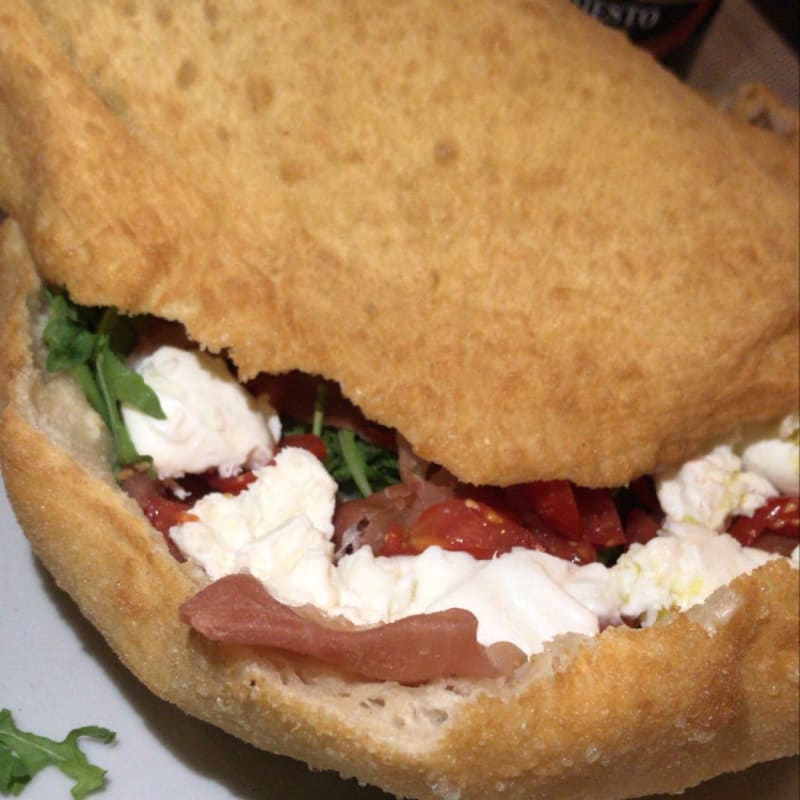 Pizza fritta con mozzarella, pomodoro, rucola e crudo - Panoramica 2.0