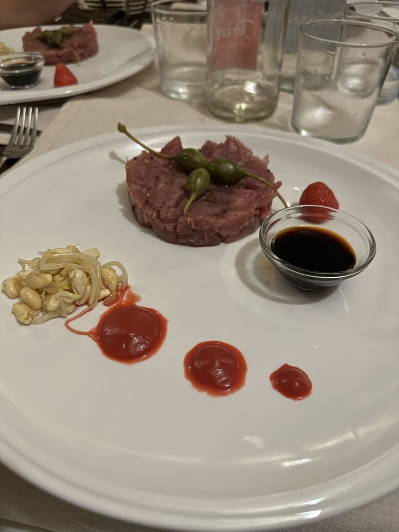 Tartare di tonno con salsa di soia e fiori di capperi - A' Cucchiarella, Diamante