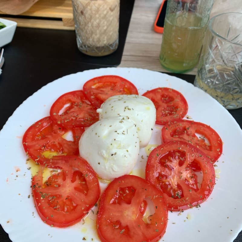 Dommage qu il est affiché Buffalo et que j ai eu mozzarella ordinaire, sinon bien frais et plutôt bon  - Pucci Cafè & Bistrot, Milan