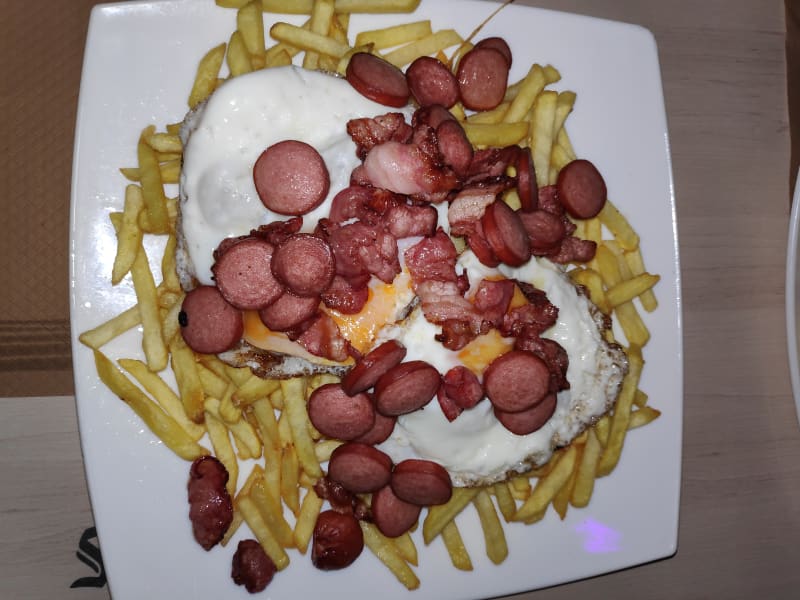 Huevos sin romper con bacon y salchichas - Ribera de la Jarosa, Guadarrama