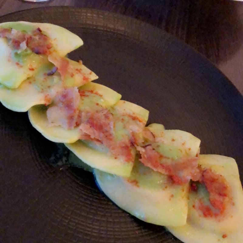 Raviolis garnit de viande de veau avec une fine sauce au petit pois. Un délice  - Impronta, Paris