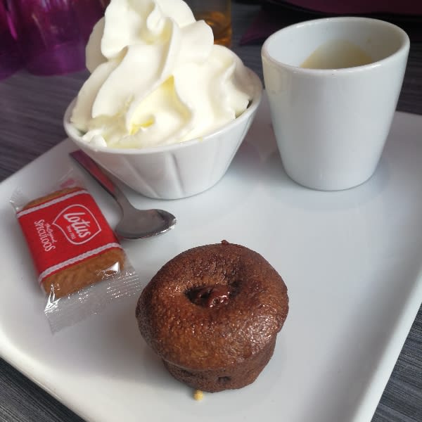 Touj accompagné de petits gâteaux mignardises et glace a la chantilly - Crêp' Suzette, Chelles